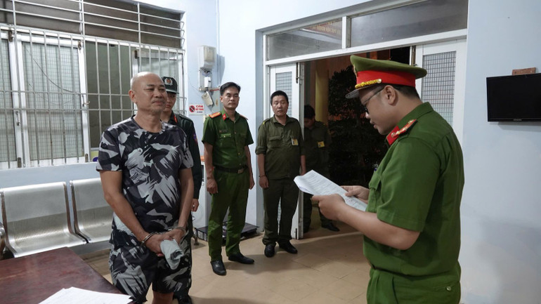 Cơ quan Cảnh sát điều tra Công an tỉnh Bình Thuận thi hành lệnh bắt tạm giam các đối tượng Mạnh Trọng Toản. Cơ quan Cảnh sát điều tra Công an tỉnh Bình Thuận thi hành lệnh bắt tạm giam các đối tượng Mạnh Trọng Toản.