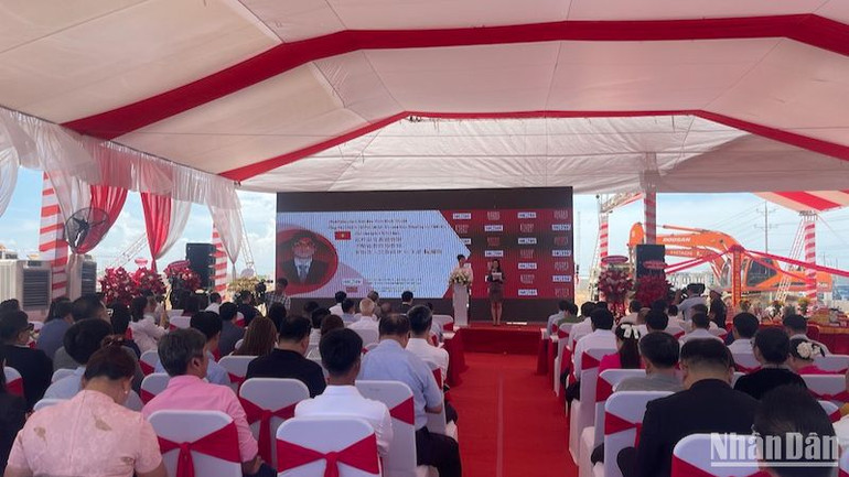 Nhiều đại biểu tham dự lễ khởi công.