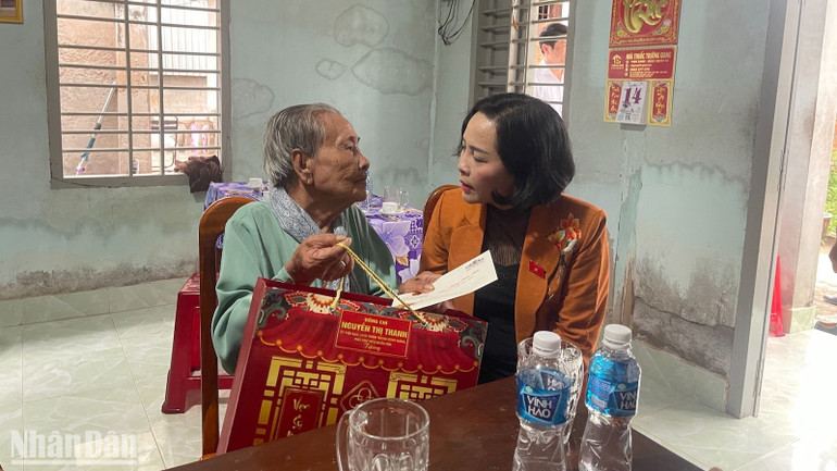 Phó Chủ tịch Quốc hội Nguyễn Thị Thanh thăm, chúc Tết, tặng quà Mẹ Việt Nam Anh hùng Lương Thị Con.