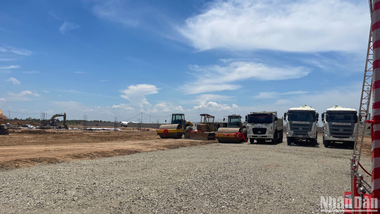 Nhà máy đang được xây dựng với diện tích 9,6ha được trang bị hệ thống năng lượng mặt trời áp mái.