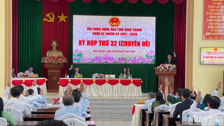 Các đại biểu giơ tay biểu quyết.