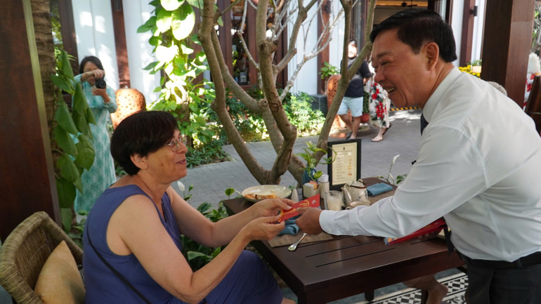 Ông Bùi Thế Nhân, Giám đốc Sở văn hoá, Thể thao và Du lịch tỉnh Bình Thuận lì xì cho du khách nước ngoài. Ông Bùi Thế Nhân, Giám đốc Sở văn hoá, Thể thao và Du lịch tỉnh Bình Thuận lì xì cho du khách nước ngoài.