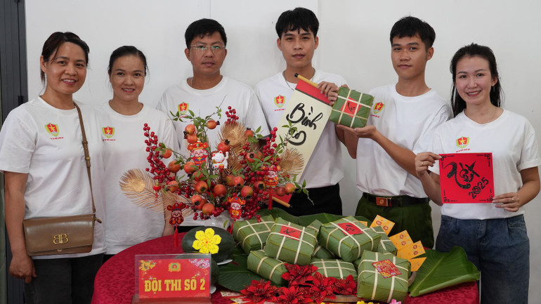 Các đội thi gói bánh.