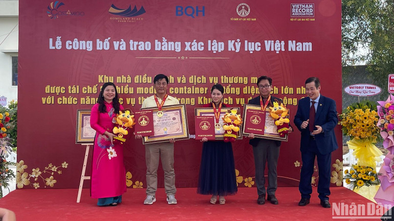 Công bố xác lập kỷ lục cho khu du lịch. Công bố xác lập kỷ lục cho khu du lịch.