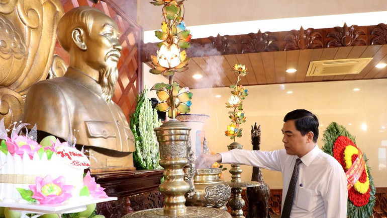 Bí thư Tỉnh ủy Bình Thuận Nguyễn Hoài Anh thắp hương.