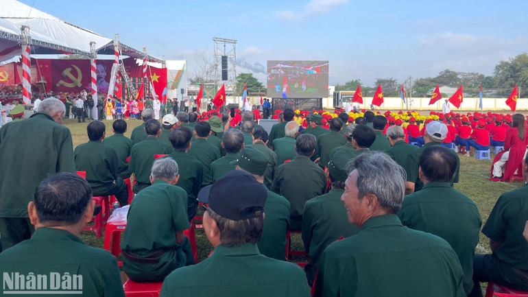 Bộ đội, thanh niên xung phong tham dự lễ kỷ niệm.