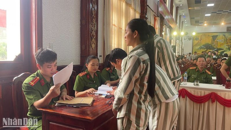 Các phạm nhân nhận quyết định đặc xá.