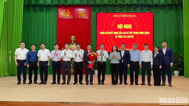 Chủ tịch Ủy ban Quản lý vốn nhà nước tại doanh nghiệp Nguyễn Hoàng Anh tặng hoa chúc mừng đồng chí Đỗ Hữu Huy. Chủ tịch Ủy ban Quản lý vốn nhà nước tại doanh nghiệp Nguyễn Hoàng Anh tặng hoa chúc mừng đồng chí Đỗ Hữu Huy.