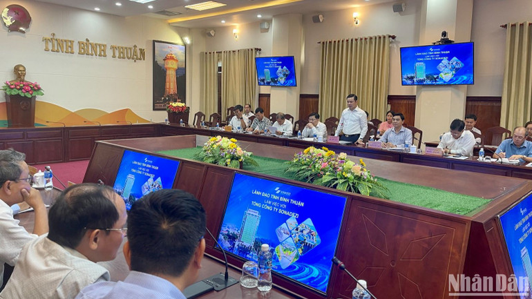 Đồng chí Đỗ Hữu Huy, Chủ tịch Ủy ban nhân dân tỉnh Bình Thuận phát biểu tại buổi làm việc.