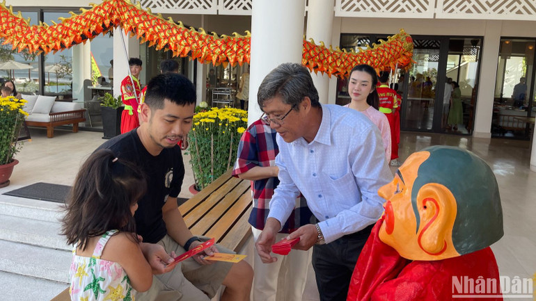 Du khách nước ngoài vui mừng khi được lì xì. Du khách nước ngoài vui mừng khi được lì xì.