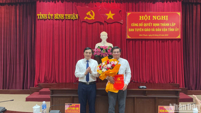 Bí thư Tỉnh ủy Bình Thuận Nguyễn Hoài Anh trao quyết định cho đồng chí Đỗ Thái Dương, Trưởng Ban Dân vận Tỉnh ủy làm Bí thư huyện ủy Bắc Bình.