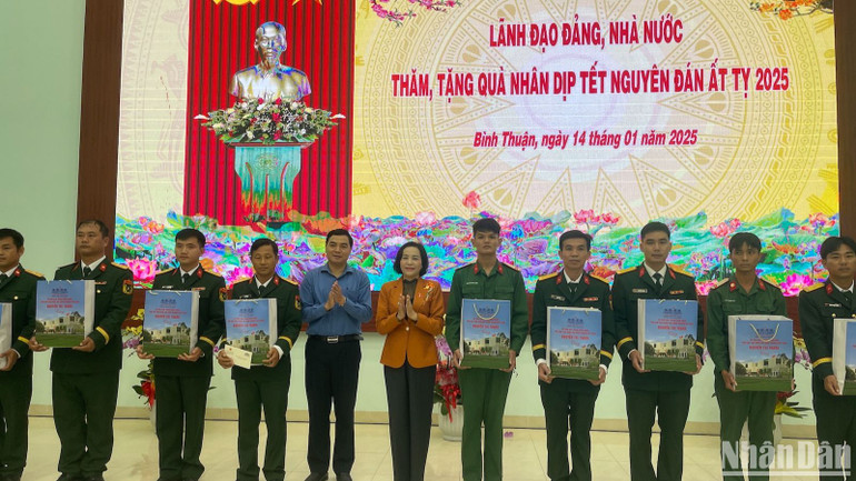 Phó Chủ tịch Quốc hội Nguyễn Thị Thanh và Bí Thư tỉnh ủy Bình Thuận Nguyễn Hoài Anh tặng quà cho 20 cán bộ, chiến sĩ của Bộ Chỉ huy Quân sự tỉnh có hoàn cảnh khó khăn.