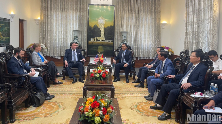 Quang cảnh buổi làm việc.