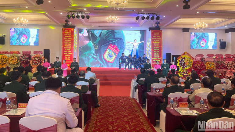 Các chiến sĩ biểu diễn văn nghệ tại lễ kỷ niệm.