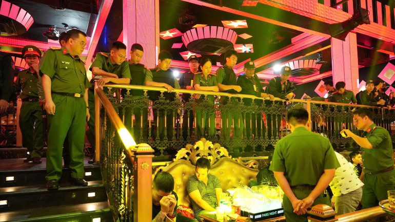 Các lực lượng do Đại tá Huỳnh Ngọc Liêm, Phó Giám đốc Công an tỉnh, Thủ trưởng Cơ quan Cảnh sát điều tra Công an tỉnh chỉ huy bất ngờ kiểm tra quán bar Paris Night Club. Các lực lượng do Đại tá Huỳnh Ngọc Liêm, Phó Giám đốc Công an tỉnh, Thủ trưởng Cơ quan Cảnh sát điều tra Công an tỉnh chỉ huy bất ngờ kiểm tra quán bar Paris Night Club.