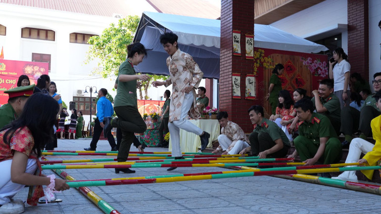 Các đội thi môn thể thao.