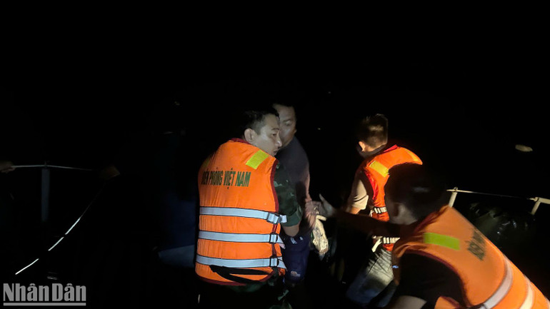 Lực lượng Bộ đội Biên phòng cứu vớt người trên tàu cá BTh 97877 chìm trên biển Phú Quý. Lực lượng Bộ đội Biên phòng cứu vớt người trên tàu cá BTh 97877 chìm trên biển Phú Quý.