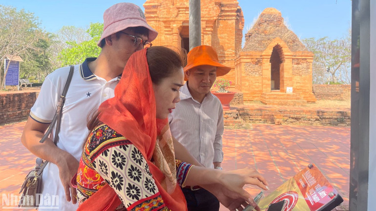 Dự án “Yêu lắm Việt Nam” lắp đặt tại Tháp Pô Sah Inu.