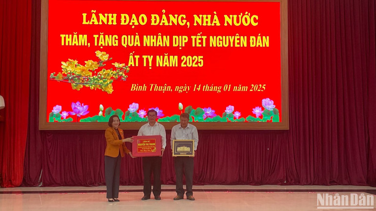 Phó Chủ tịch Quốc hội tặng tranh 3D nhà Quốc hội cho Huyện ủy Hàm Thuận Bắc.