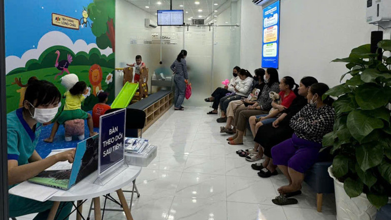 Nhiều người chờ tiêm vắc xin phòng, chống bệnh sởi.