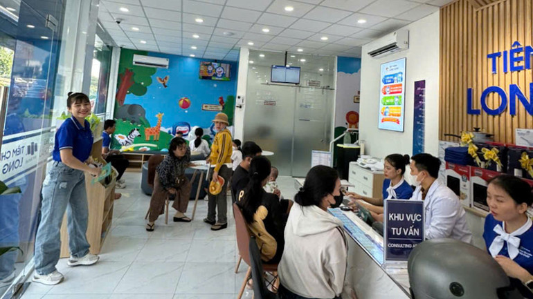 Nhiều người đăng ký chờ tiêm vắc xin phòng, chống bệnh sởi.