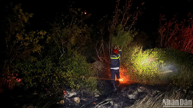 Chiến sĩ tiếp cận hiện trường.