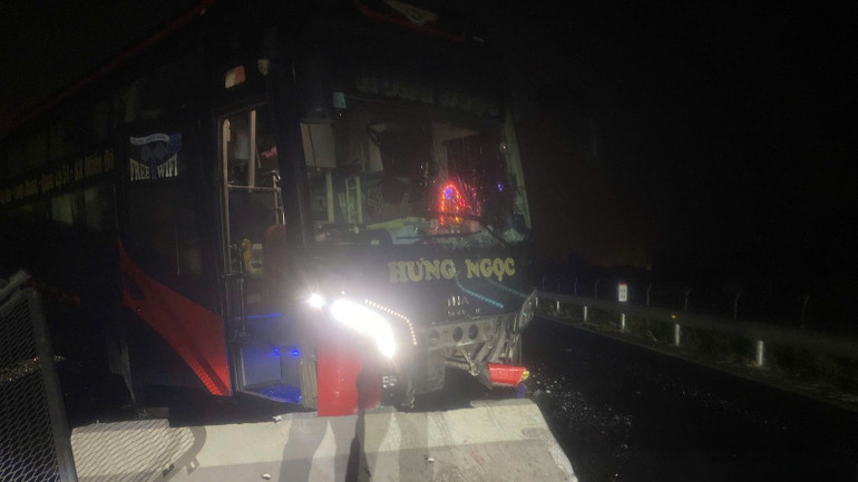 Xe khách nằm chắn ngang đường. Xe khách nằm chắn ngang đường.