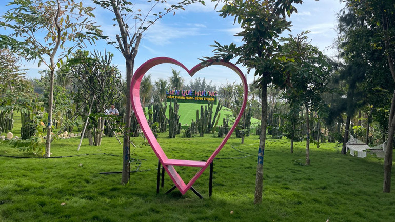 Khu dịch vụ du lịch cộng đồng Biển Quê Hương có thiết kế độc đáo. Khu dịch vụ du lịch cộng đồng Biển Quê Hương có thiết kế độc đáo.