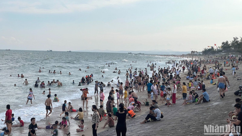 Du khách tắm biển Đồi Dương (thành phố Phan Thiết) ngày 2/5.