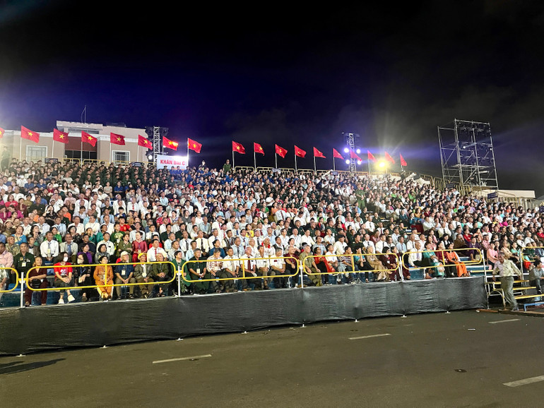 Nhiều người dân tham dự chương trình.