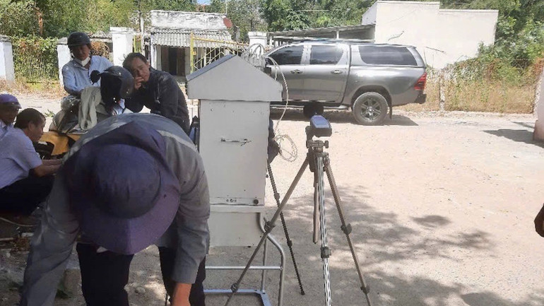 Các cơ quan chức năng đo tiếng bụi bẩn, tiếng ồn tại gần Trung tâm Điện lực Vĩnh Tân.