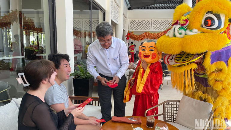 Phó Chủ tịch Ủy ban nhân dân tỉnh Bình Thuận Nguyễn Minh lì xì cho du khách. Phó Chủ tịch Ủy ban nhân dân tỉnh Bình Thuận Nguyễn Minh lì xì cho du khách.