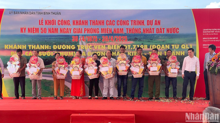 Ủy ban nhân dân tỉnh Bình Thuận tặng quà cho các hộ dân.