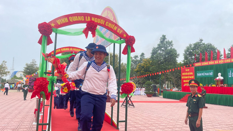 Hăng hái lên đường nhập ngũ.