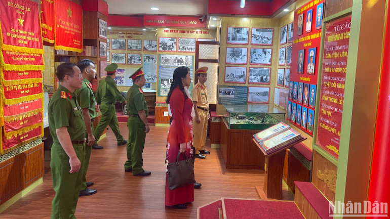 Tham quan Nhà truyền thống của Công an tỉnh. Tham quan Nhà truyền thống của Công an tỉnh.