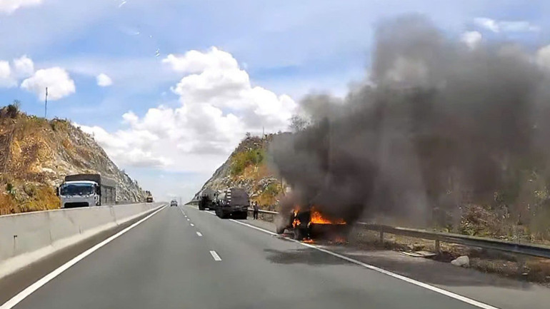 Ô-tô bốc cháy trên cao tốc.