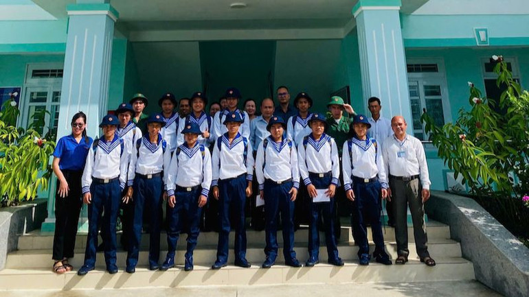 Các thanh niên chụp ảnh lưu niệm.