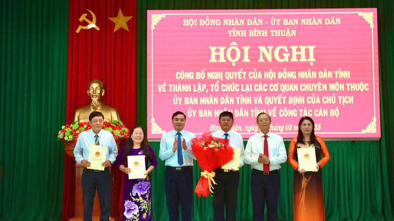 Trao quyết định các cán bộ.