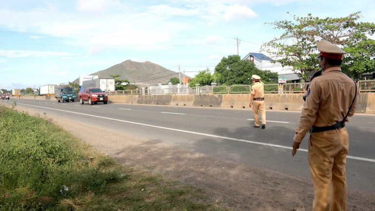Kiểm tra các phương tiện đi trên Quốc lộ 1A. Kiểm tra các phương tiện đi trên Quốc lộ 1A.
