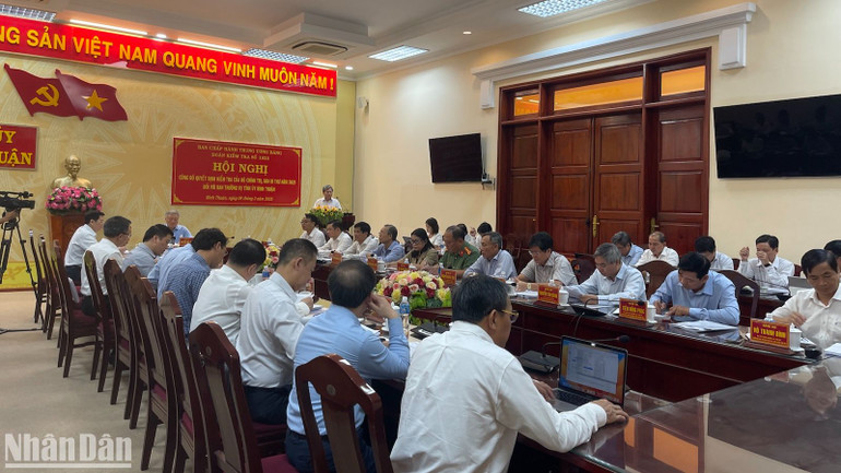 Các thành viên trong Đoàn kiểm tra làm việc với tỉnh Bình Thuận.