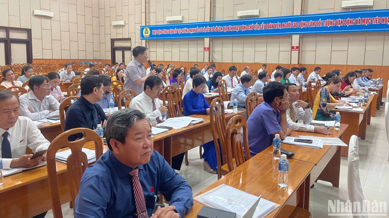 Trả lời chất vấn tại kỳ họp.