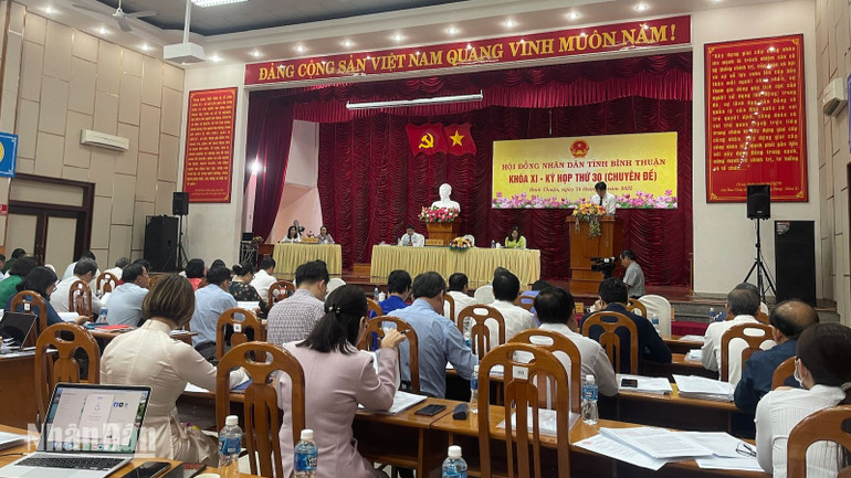 Các đại biểu đang đọc báo cáo thẩm tra.