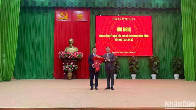 Đồng chí Đỗ Trọng Hưng, Ủy viên Ban Chấp hành Trung ương Đảng, Phó Trưởng ban Tổ chức Trung ương trao quyết định cho đồng chí Đỗ Hữu Huy, Phó Bí thư Tỉnh ủy Bình Thuận. Đồng chí Đỗ Trọng Hưng, Ủy viên Ban Chấp hành Trung ương Đảng, Phó Trưởng ban Tổ chức Trung ương trao quyết định cho đồng chí Đỗ Hữu Huy, Phó Bí thư Tỉnh ủy Bình Thuận.