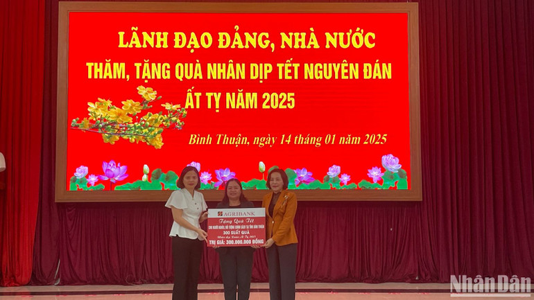 Ngân hàng Nông nghiệp và phát triển nông thôn Việt Nam tặng 300 triệu đồng.