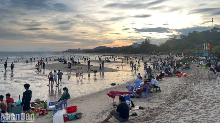 Bãi tắm Đá Ông Địa (thành phố Phan Thiết) rất đông du khách lựa chọn để tắm biển.