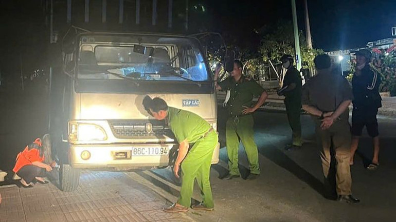 Ô-tô dạy lái rời khỏi hiện trường sau vụ tai nạn.