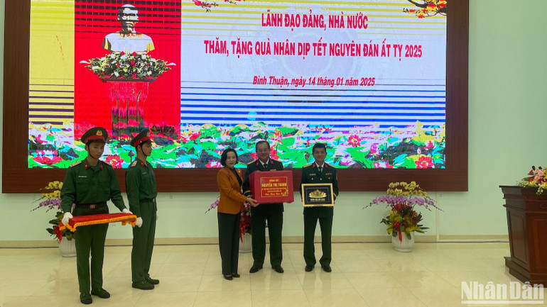 Phó Chủ tịch Quốc hội tặng Bộ Chỉ huy Quân sự tỉnh Bình Thuận tranh 3D nhà Quốc hội và quà.