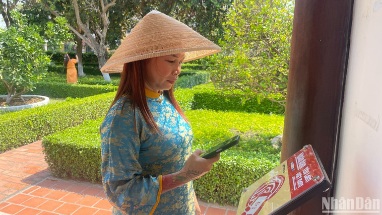 Du khách sử dụng điện thoại thông minh có internet đặt vào tấm bảng gắn chip NFC sẽ được chứng nhận đã check-in tại địa danh, lưu giữ hình ảnh cá nhân.