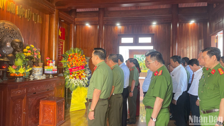 Lễ dâng hương tưởng niệm Bác Hồ. Lễ dâng hương tưởng niệm Bác Hồ.