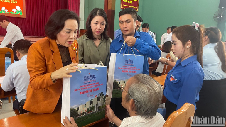 Phó Chủ tịch Quốc hội Nguyễn Thị Thanh tặng quà cho người có hoàn cảnh khó khăn.